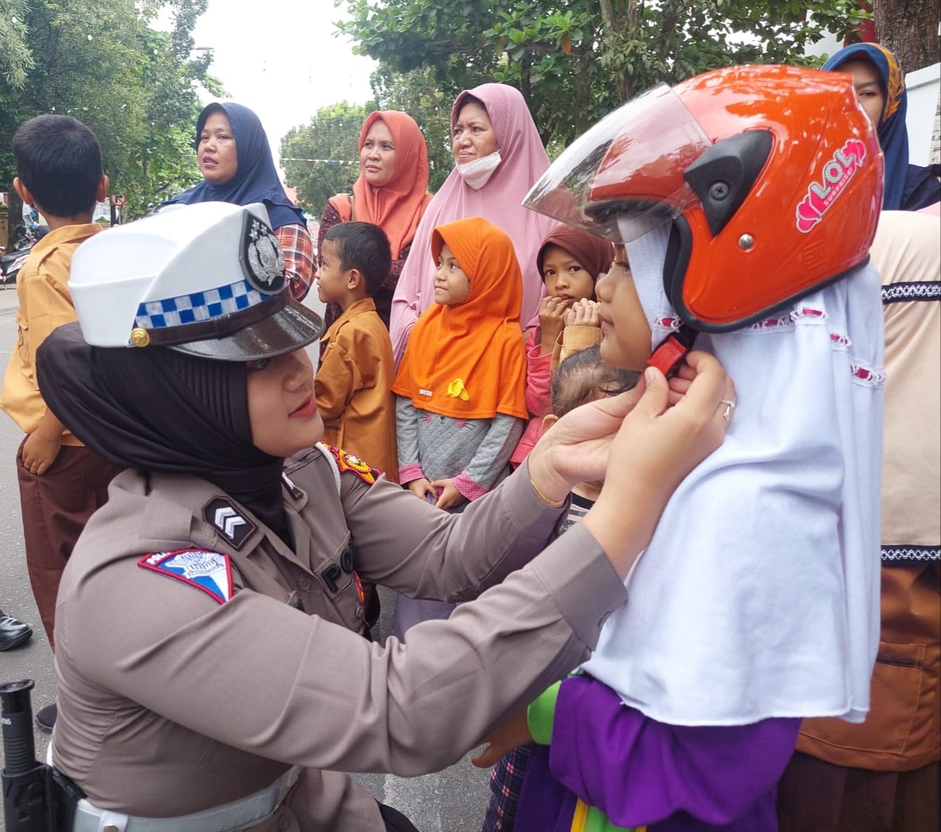 Kampanyekan Penggunaan Helm Sejak Usia Dini, Satlantas Polresta Pekanbaru Bagikan Helm Kepada Anak Sekolah 